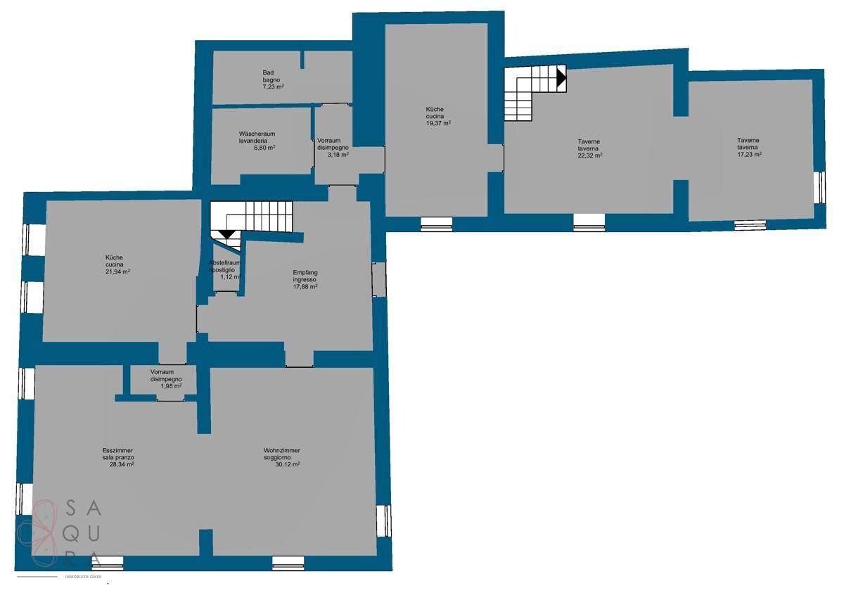 Grundriss des Erdgeschosses mit Küche, Wohnzimmer, Esszimmer und Tavernenbereich.