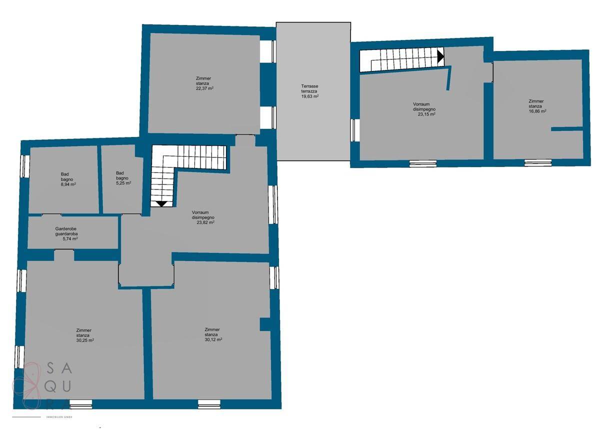 Grundriss des Obergeschosses mit mehreren Zimmern, Bad und Terrasse.