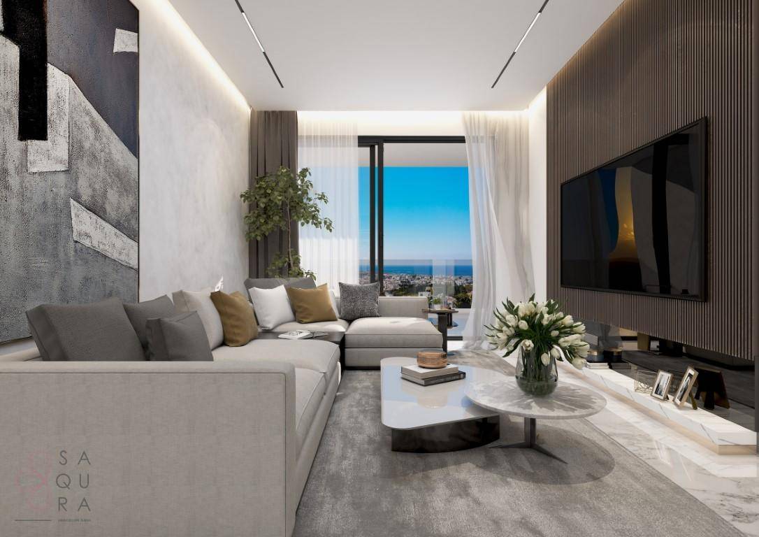 Elegantes Wohnzimmer mit großem Ecksofa, modernem TV-Bereich und Zugang zu einem Balkon mit Meerblick.
