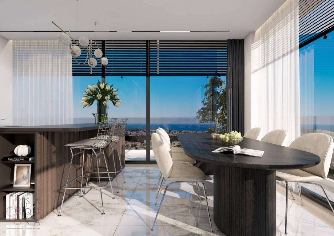 Moderner Essbereich mit dunklem Esstisch, Kücheninsel und raumhohen Fenstern, die einen Panoramablick auf das Meer bieten.