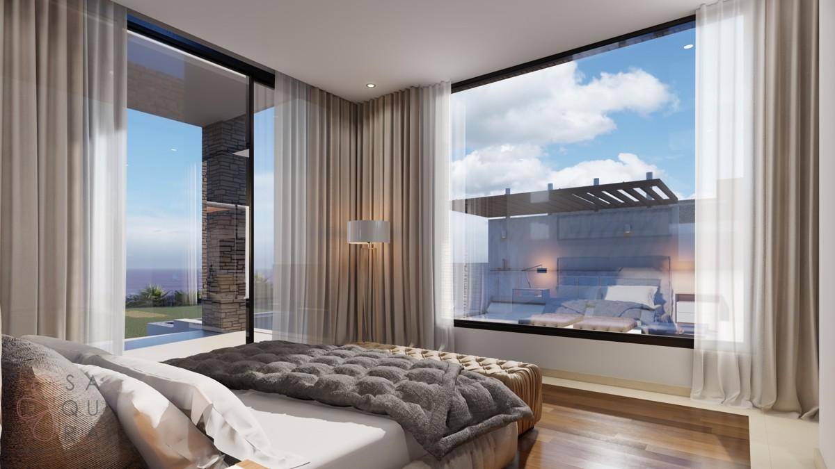 Modernes Schlafzimmer mit großem Bett und bodentiefen Fenstern, die viel Licht hereinlassen.