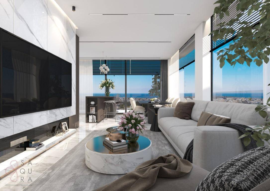 Modernes Wohnzimmer mit Marmorwand, hellem Sofa und raumhohen Fenstern mit Meerblick.