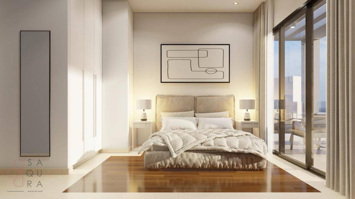 Elegantes Schlafzimmer mit Einbauschränken, Holzboden und großen Fenstern zum Außenbereich.