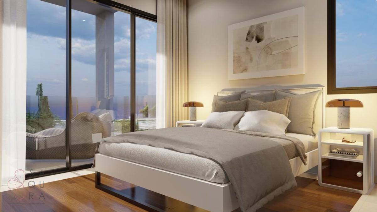 Modernes Schlafzimmer mit Holzboden, großen Schiebetüren und Zugang zu einem Balkon.