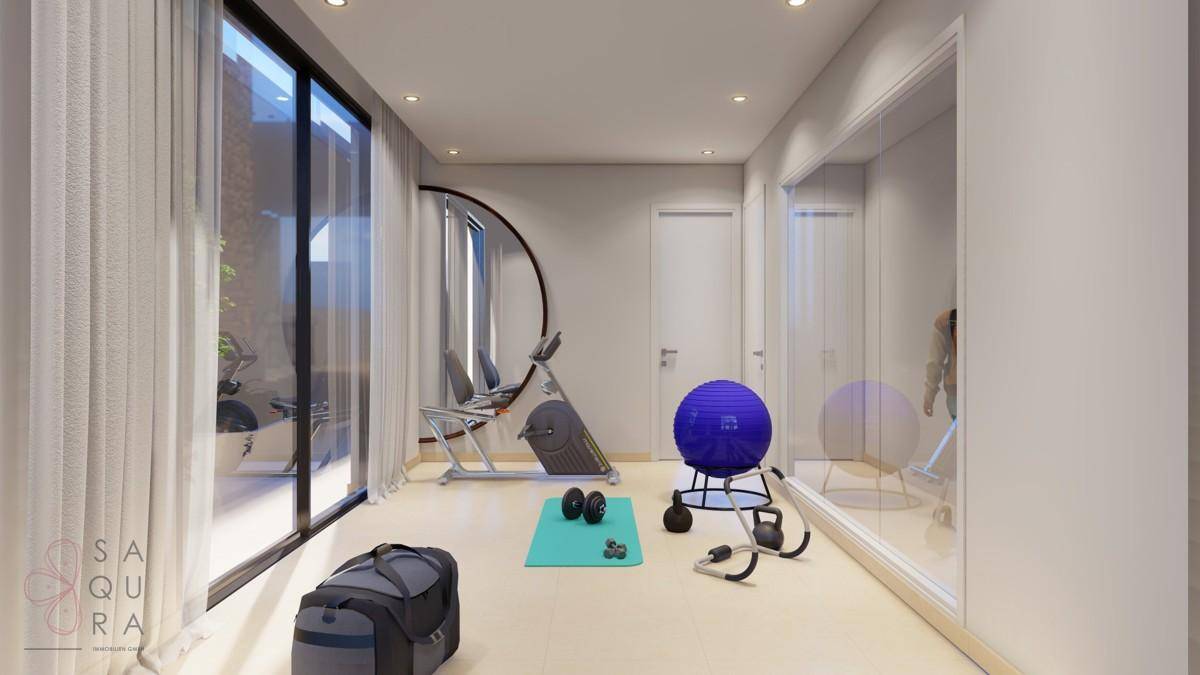 Privater Fitnessraum mit Trainingsgeräten, Yogamatte und großen Fenstern.