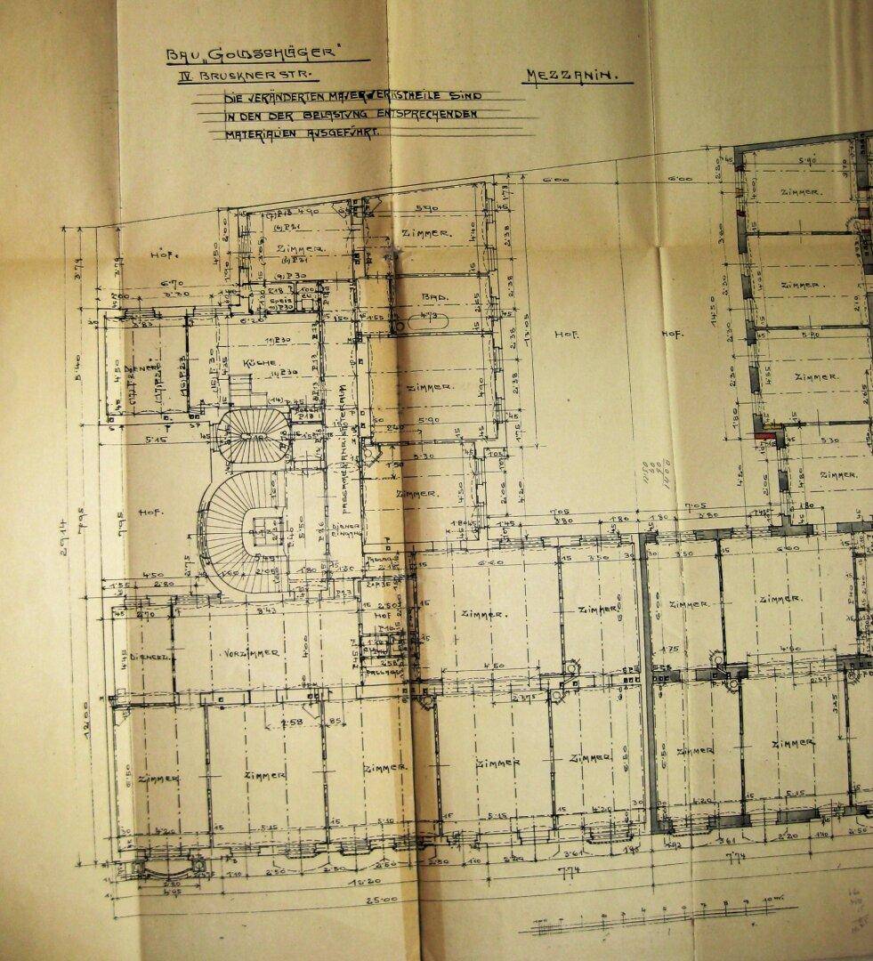 Historischer Grundriss eines Gebäudes mit detaillierten Raumaufteilungen und Maßangaben.
