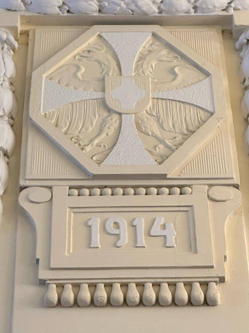 Historisches Fassadendetail mit der Jahreszahl 1914, zeugt von der Bauzeit.