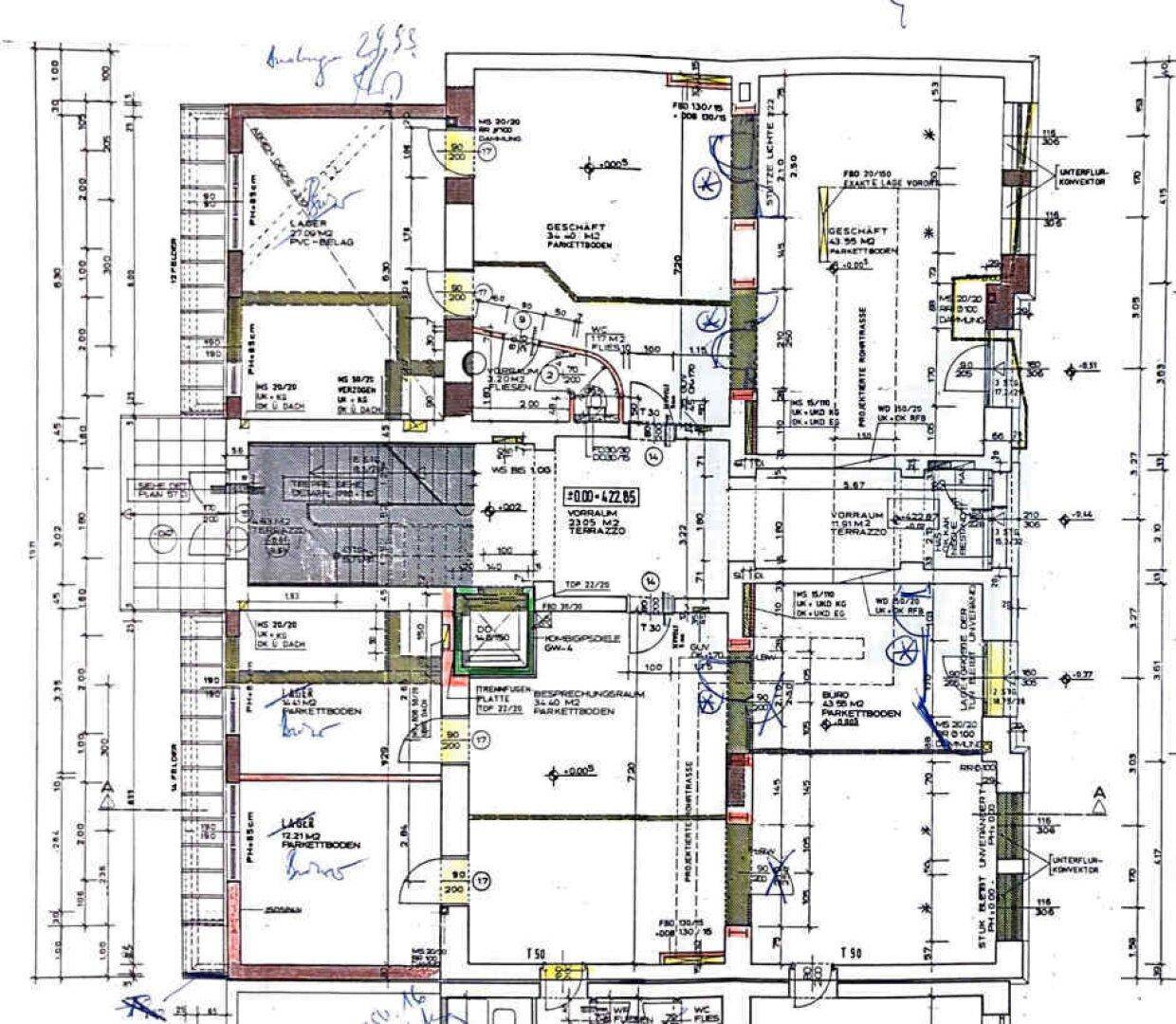 Detaillierter Grundriss mit verschiedenen Räumen, Lagerflächen und einer Terrasse.