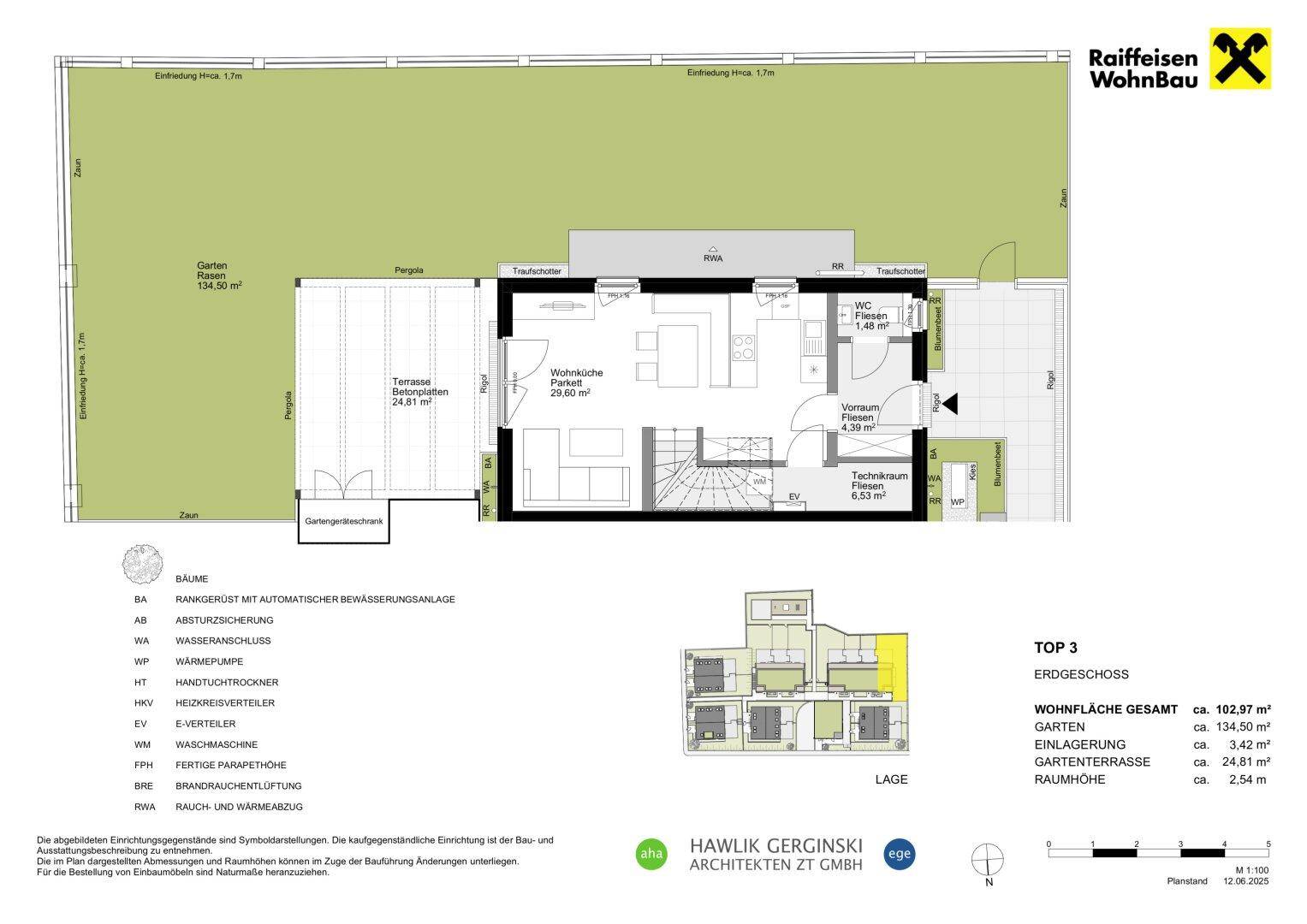 Grundriss des Erdgeschosses mit Wohnbereich, Küche und Zugang zur Terrasse und Garten.