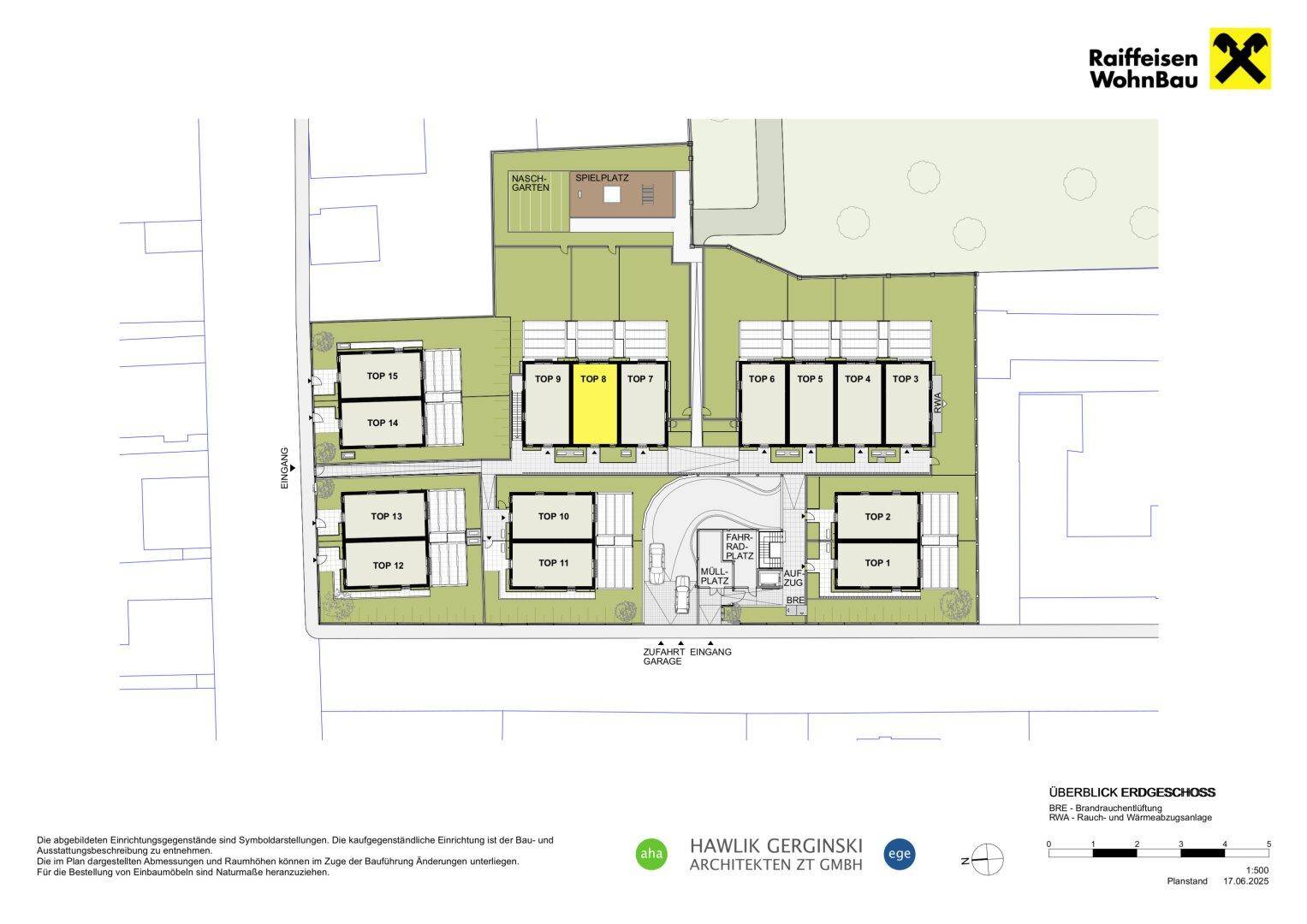 Übersichtsplan des Erdgeschosses einer Wohnanlage mit mehreren Wohneinheiten und Spielplatz.