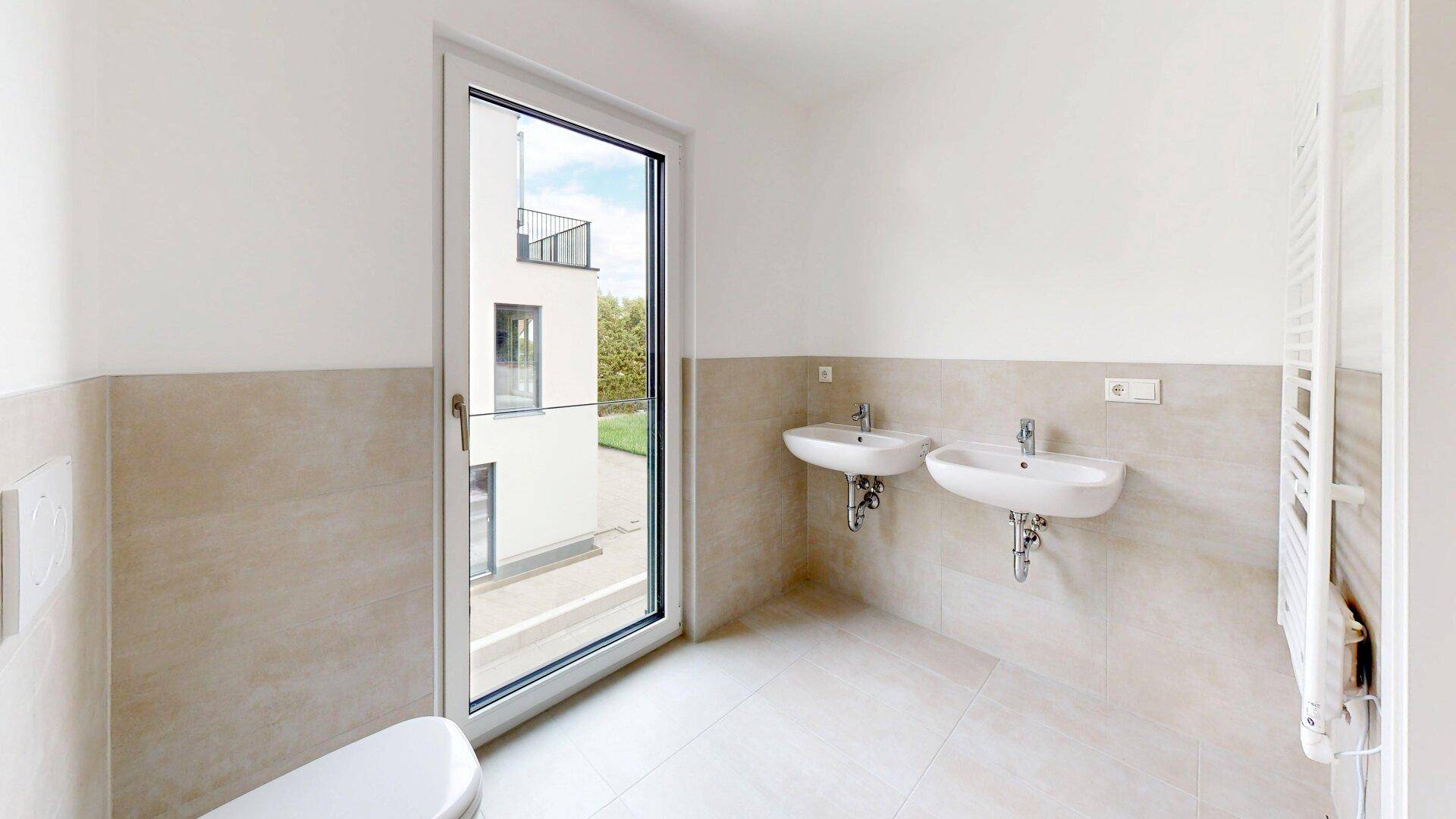 Modernes Badezimmer mit Doppelwaschbecken, Fliesenboden und Fenster.