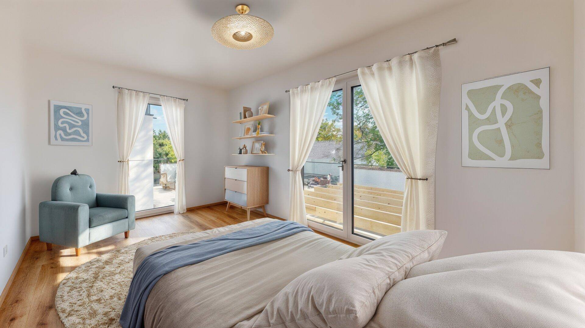Freundliches Schlafzimmer mit Holzboden, modernem Sessel und Zugang zu einem Balkon.