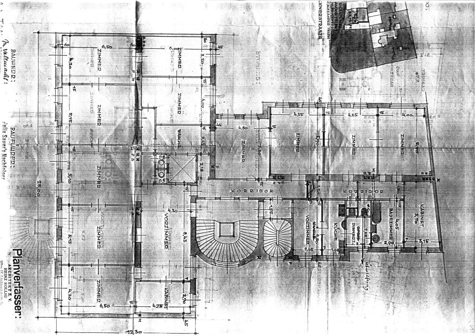 Detaillierter Grundriss eines Gebäudes mit mehreren Zimmern und einem zentralen Treppenhaus.