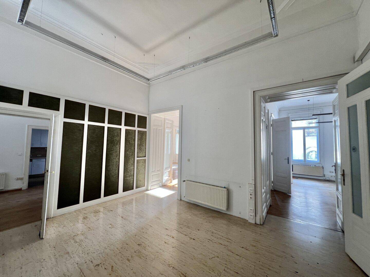 Heller Raum mit Marmorboden und einer dekorativen Wandverkleidung, ideal für ein Empfangsbereich oder Büro.