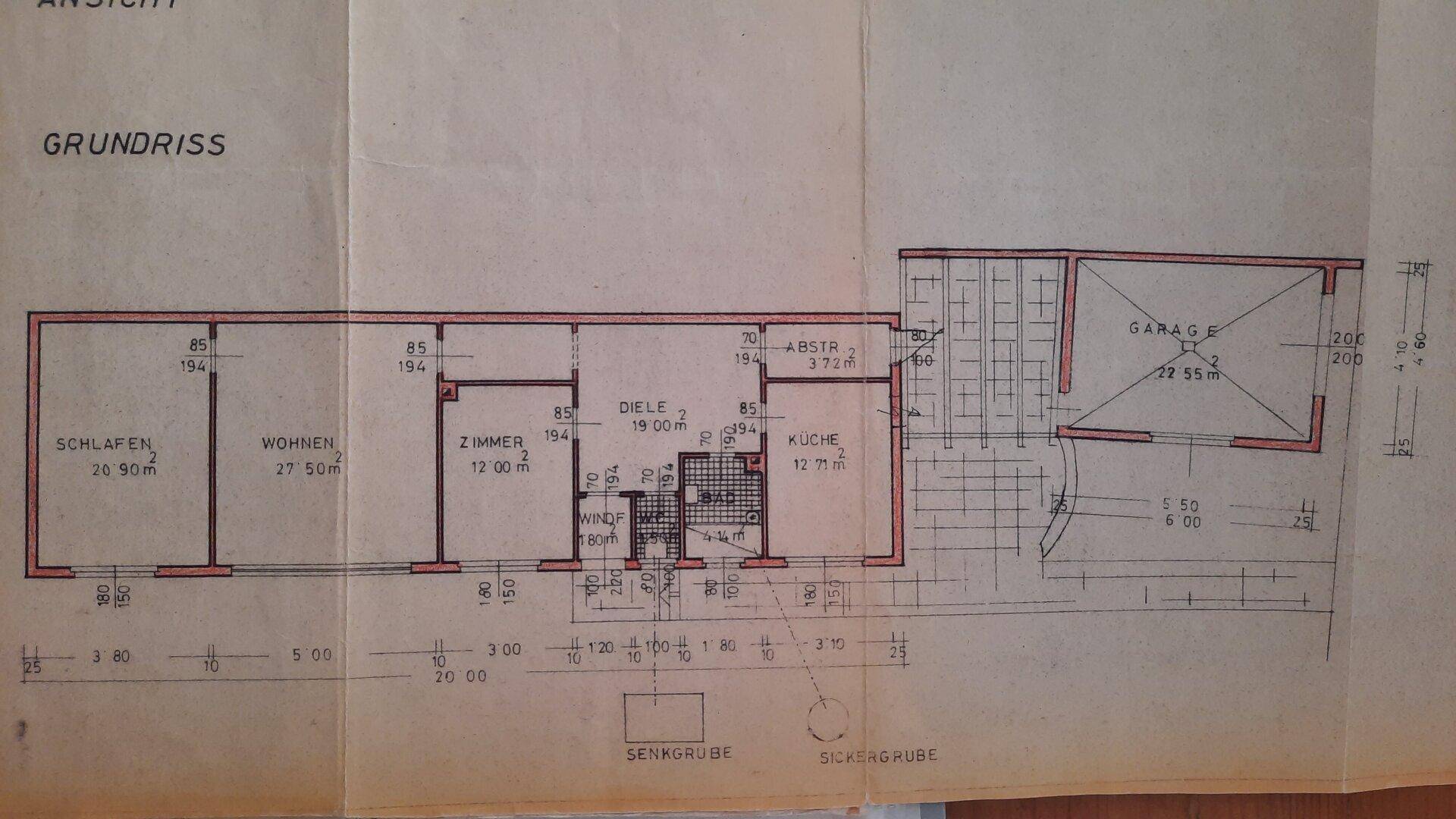 Grundrissplan zeigt die Raumaufteilung eines Hauses mit Schlafzimmern, Wohnbereich und Garage.