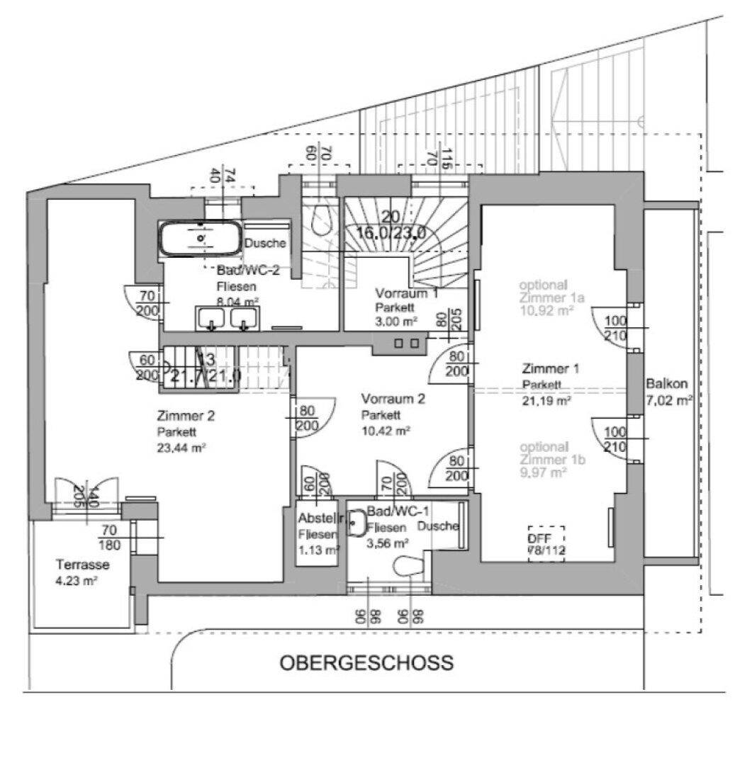 Grundriss des Obergeschosses mit Zimmern, Bädern, Balkon und Terrasse.