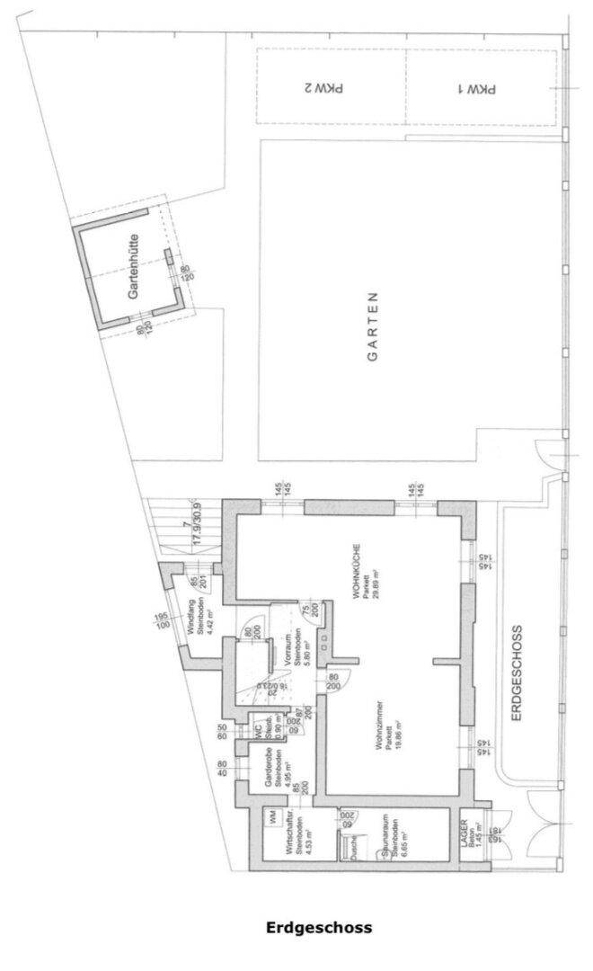 Grundriss des Erdgeschosses mit Wohnbereich, Garten und Parkplätzen.