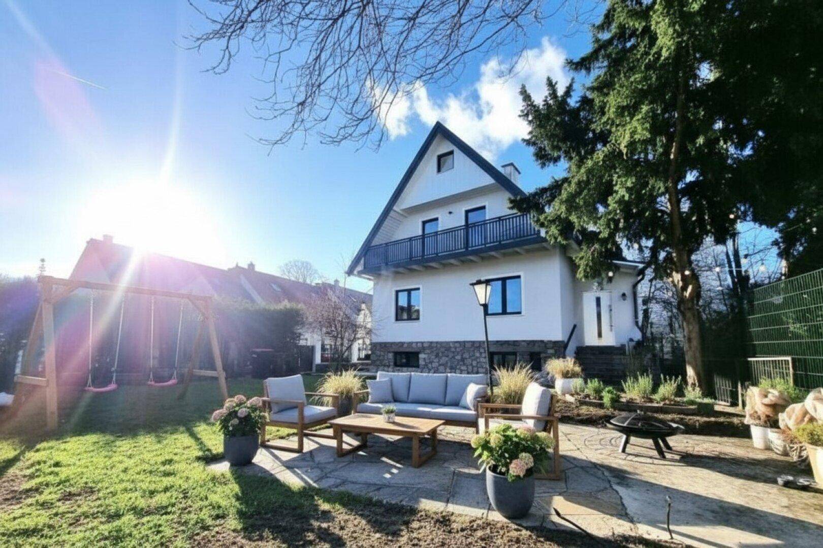 Sonniges Einfamilienhaus mit modernem Design, großem Garten, Terrasse und Spielplatz.