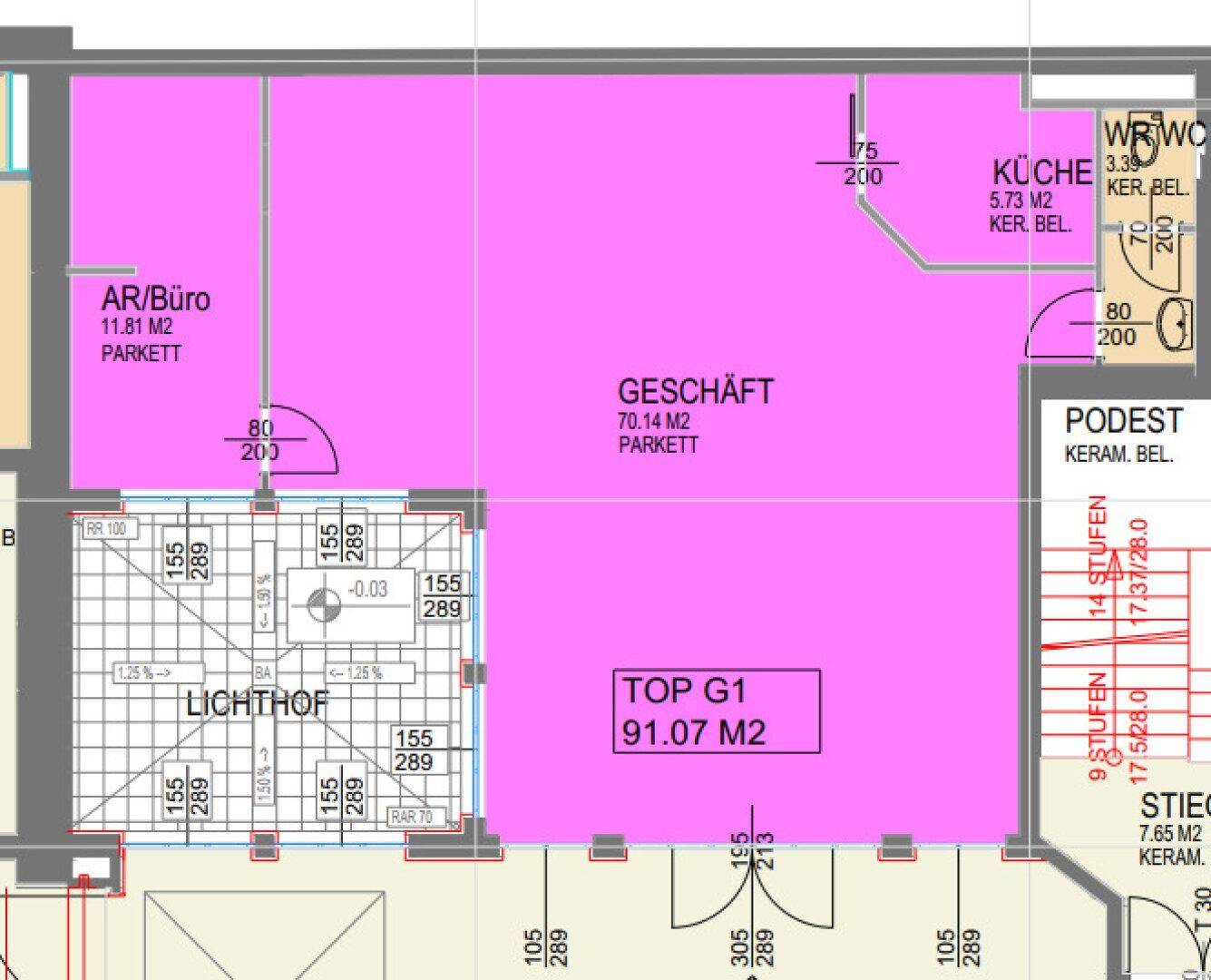 Ausschnitt eines Grundrisses, der eine Ladenfläche, ein Büro und einen Lichthof detailliert darstellt.