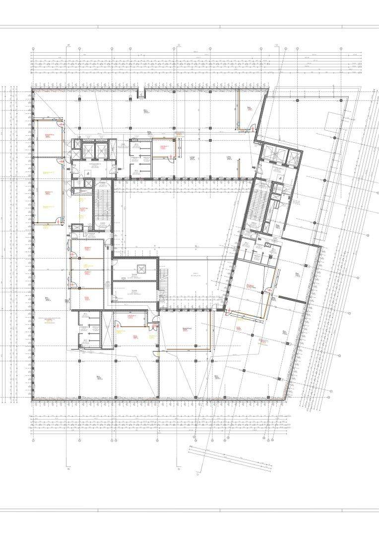Detaillierter Grundriss eines Bürogebäudes mit mehreren Einheiten, Treppenhäusern und Sanitärbereichen.