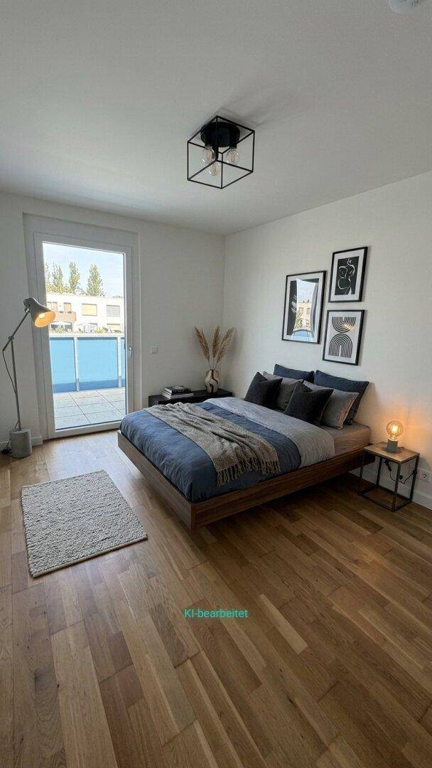 Modernes Schlafzimmer mit Holzboden, minimalistischer Einrichtung und direktem Zugang zum Balkon.
