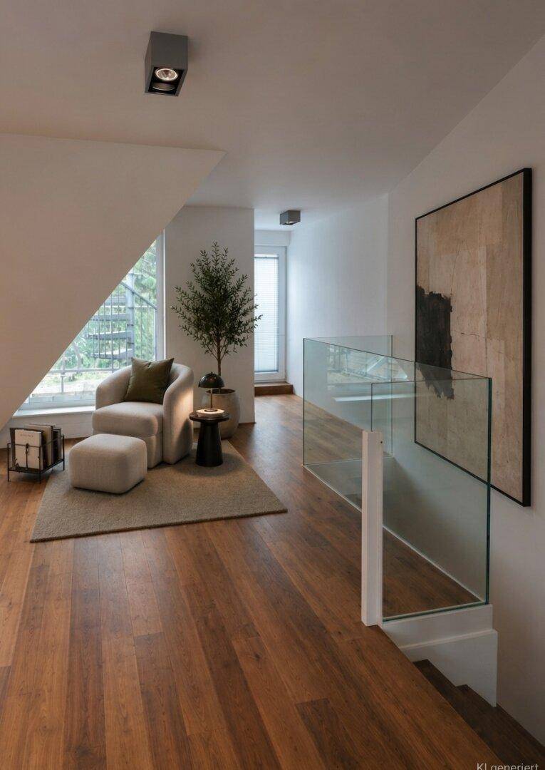 Heller Treppenabsatz mit Glasbrüstung, gemütlichem Sessel und Fenster mit Blick ins Grüne.