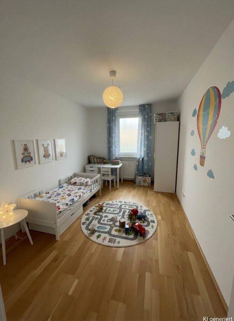 Kinderzimmer mit Einzelbett, Holzboden und spielerischer Wanddekoration.