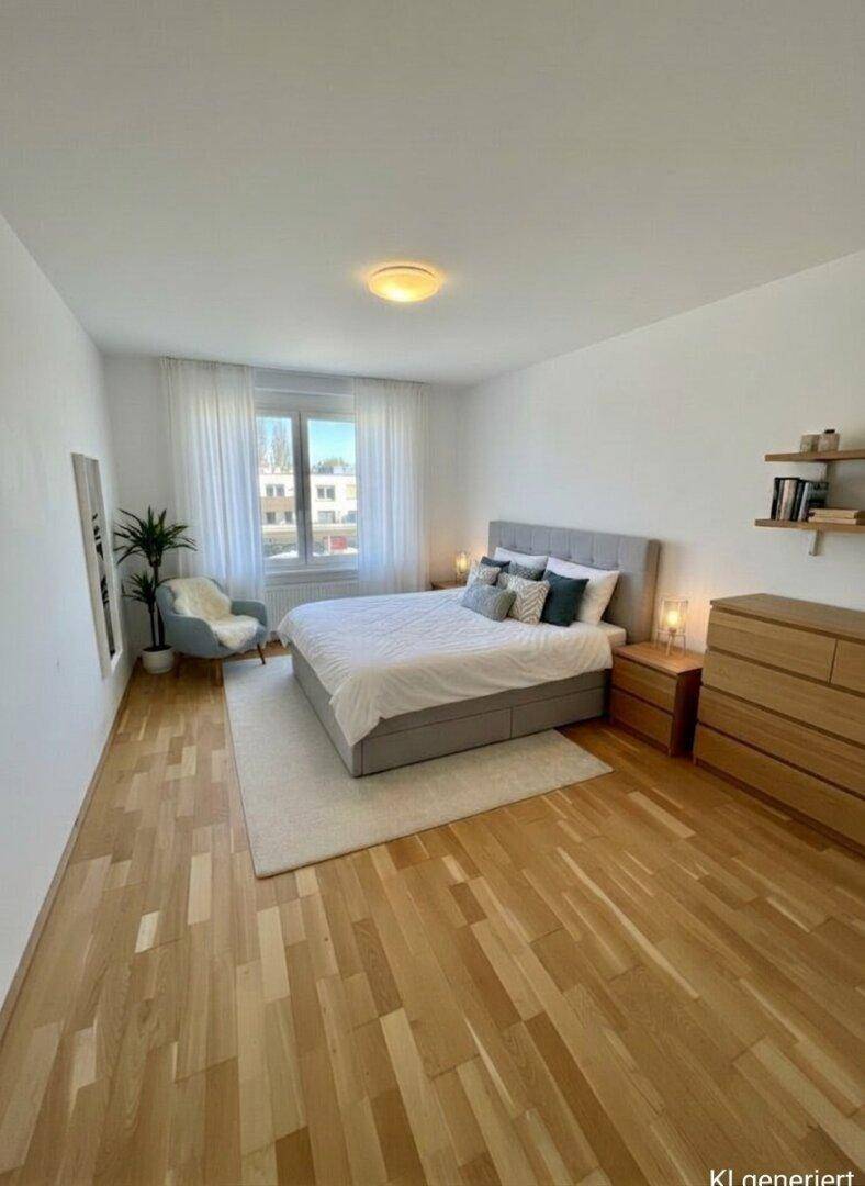 Helles Schlafzimmer mit Doppelbett, Holzboden und großem Fenster.