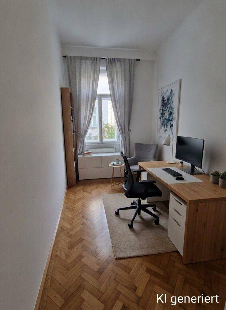 Helles Arbeitszimmer mit Holzschreibtisch, Bürostuhl und Fenster, ausgestattet mit einem Bücherregal und Parkettboden.