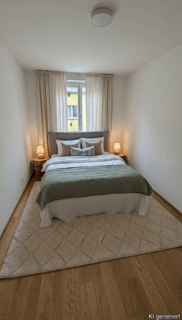 Gemütliches Schlafzimmer mit Holzboden, Doppelbett und Fenster mit hellen Vorhängen.