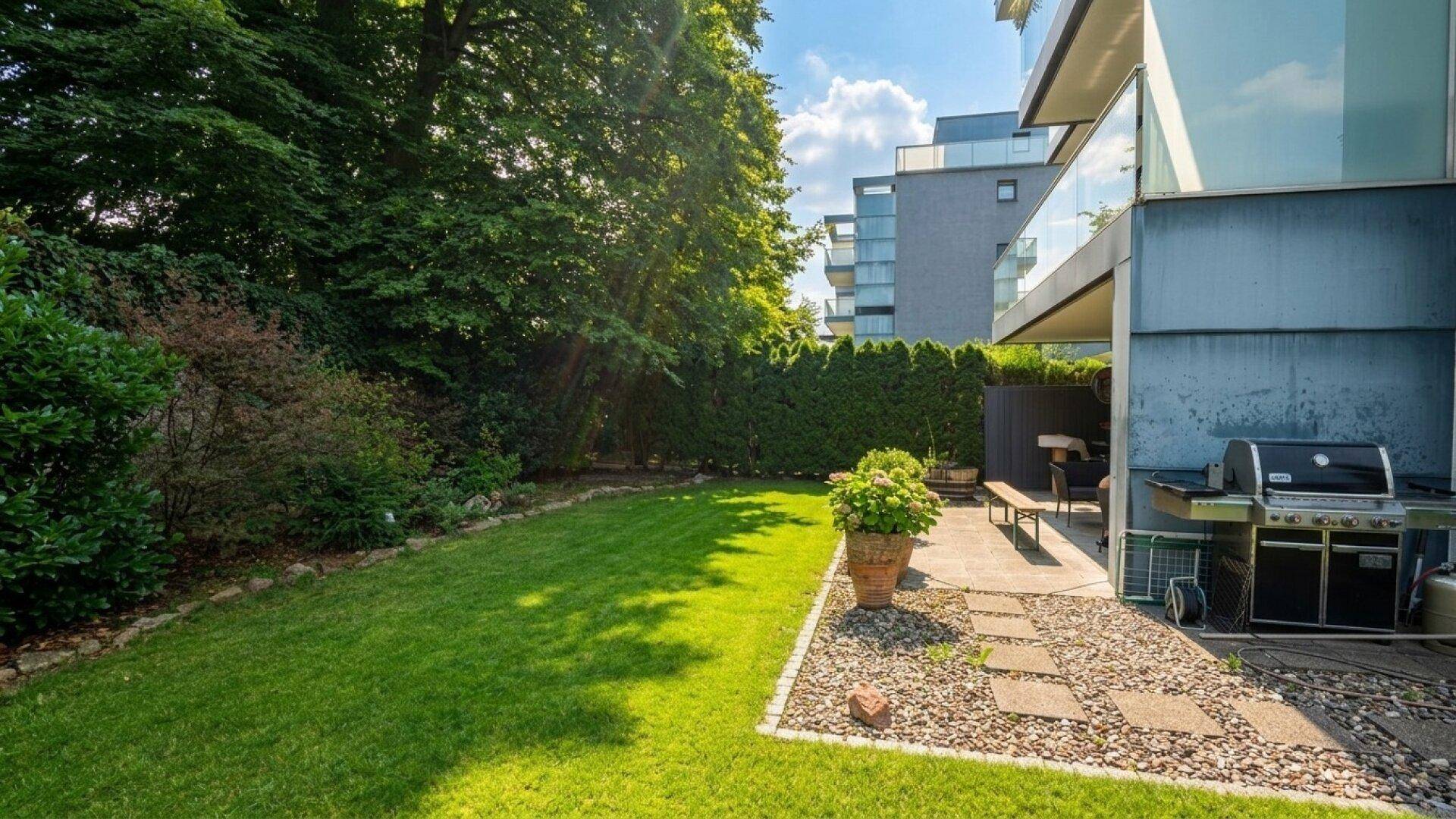 Gepflegter Garten mit Rasenfläche, hohen Bäumen und einem Grillbereich auf der Terrasse.
