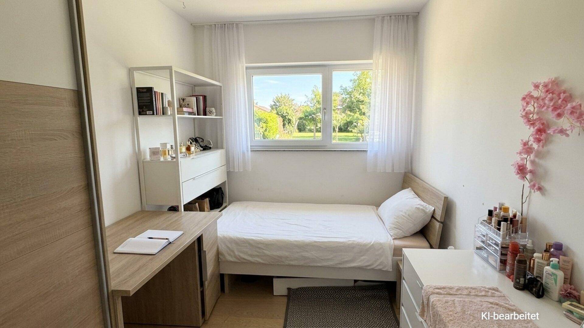 Gemütliches Zimmer mit Einzelbett, Schreibtisch und Blick ins Grüne durch das Fenster.