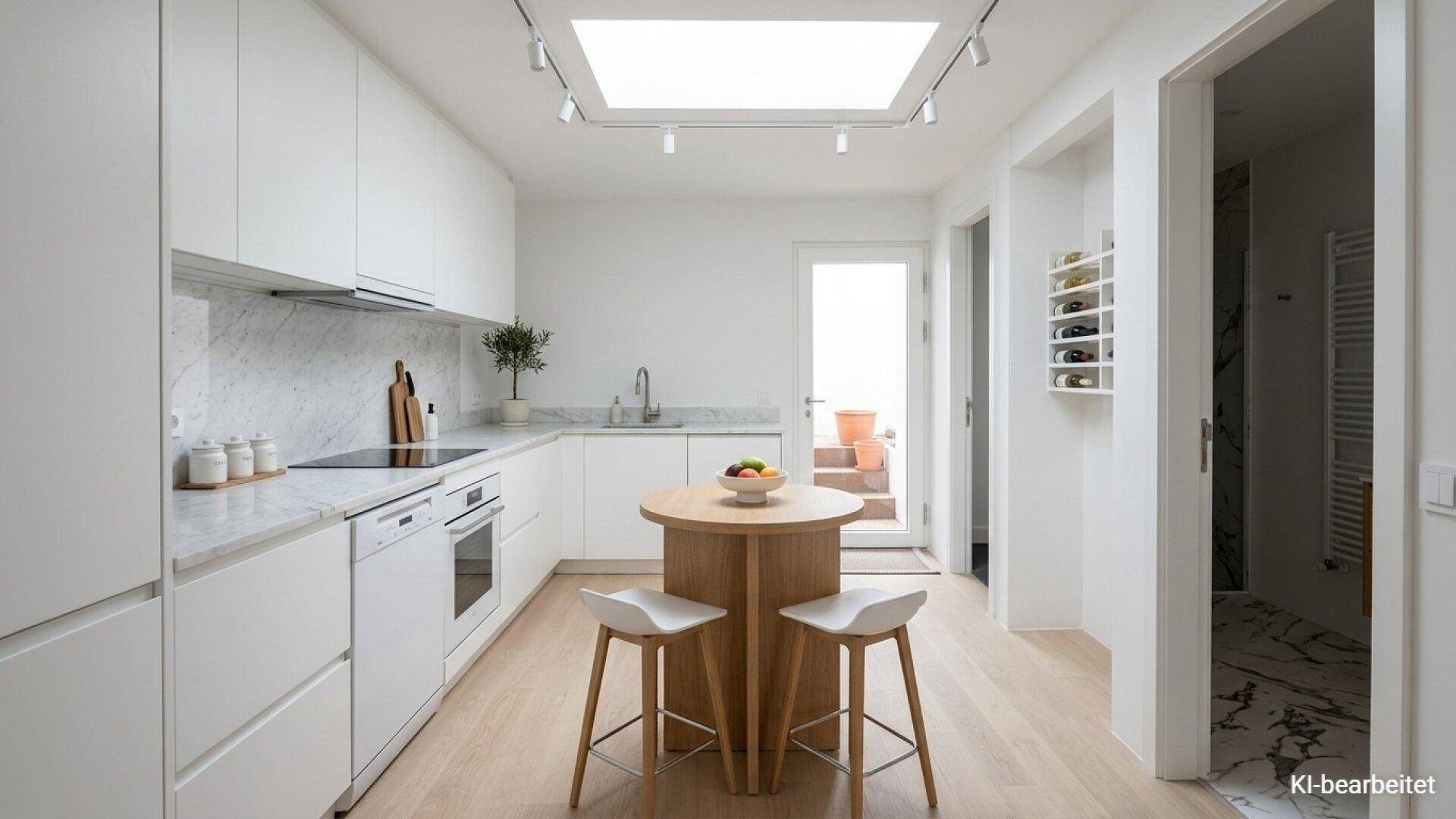 Moderne weiße Küche mit Oberlicht, Marmorrückwand und kleinem Essbereich.