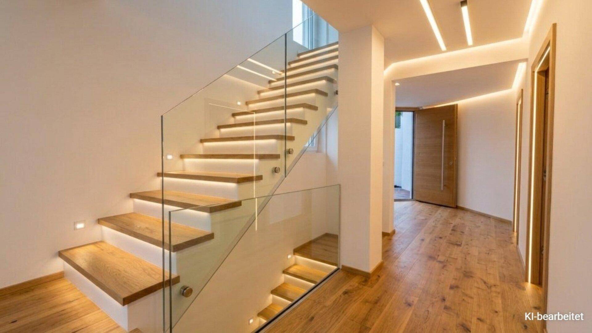 Moderner Flur mit beleuchteter Holztreppe, Glasgeländer und indirekter Beleuchtung.