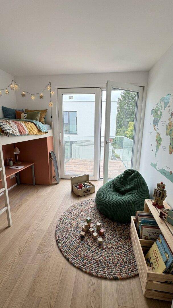 Kinderzimmer mit Hochbett, Sitzsack und direktem Zugang zu einem Balkon.