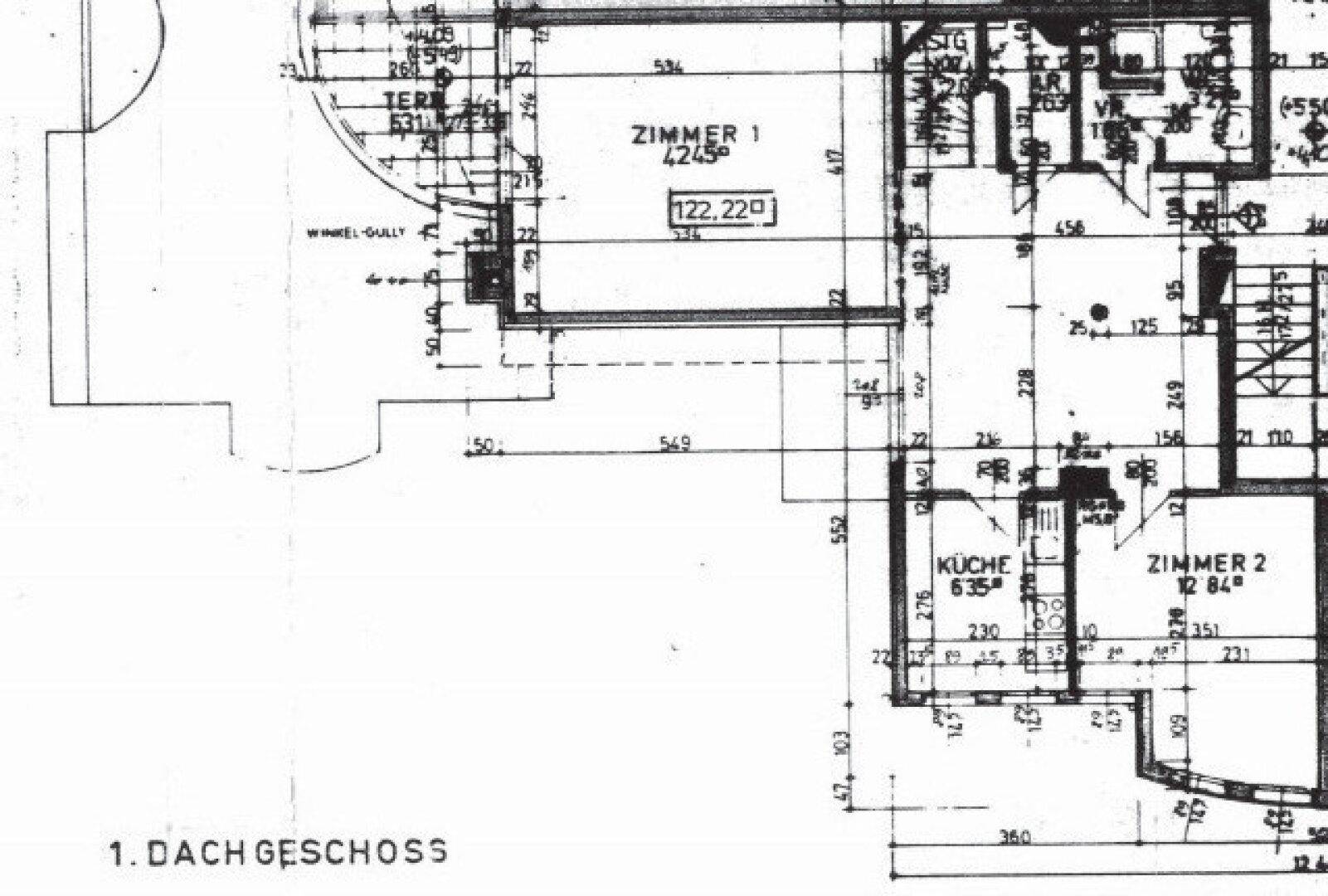 Grundriss des ersten Dachgeschosses mit Zimmern, Küche und Terrasse.