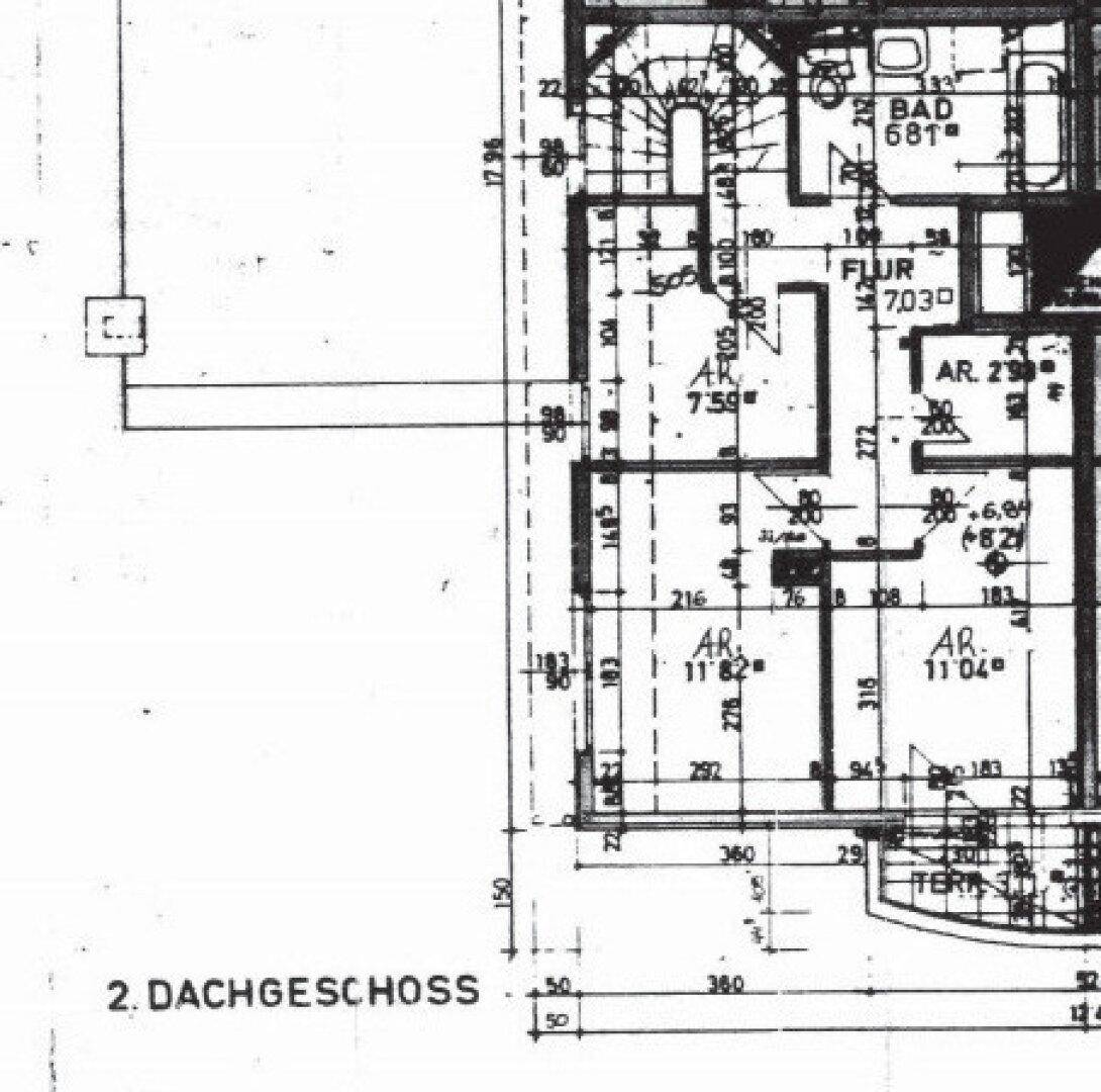 Grundriss des zweiten Dachgeschosses mit Bad, Flur und Abstellräumen.