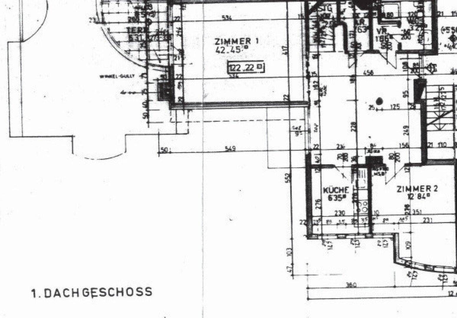 Grundriss des ersten Dachgeschosses mit Zimmern, Küche, Bad und Terrasse.