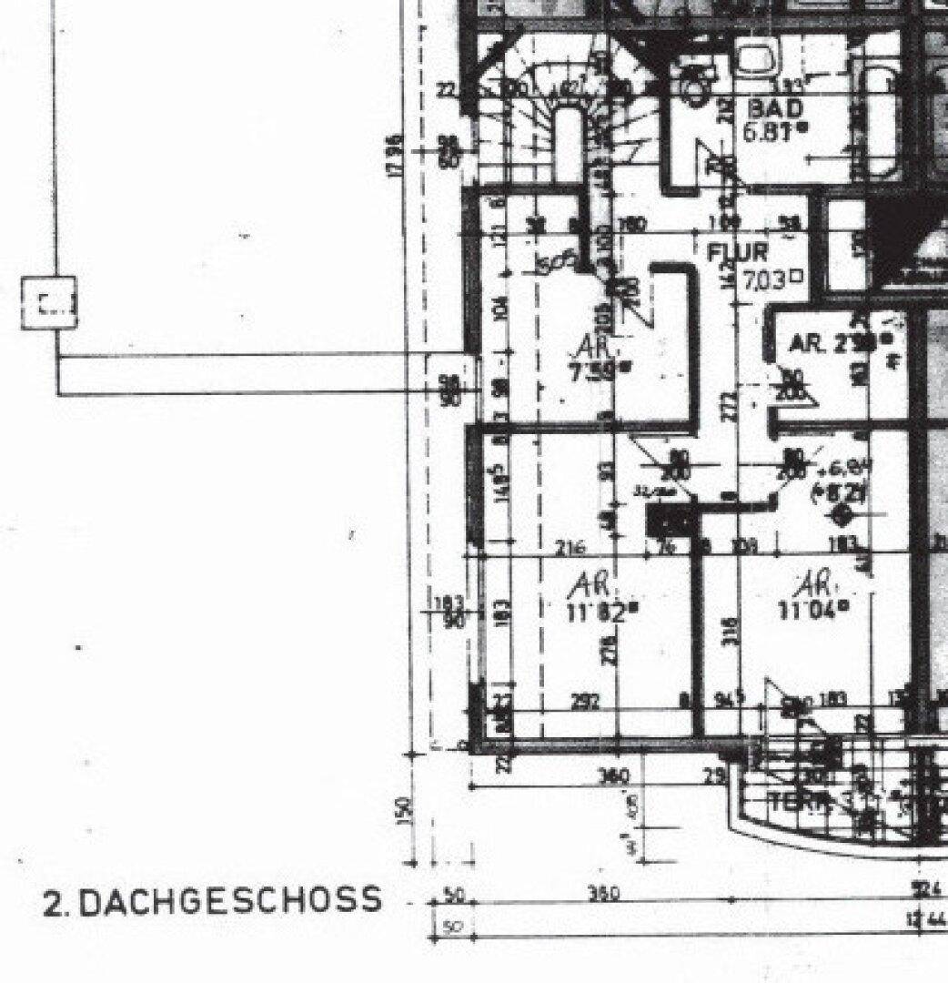 Grundriss des zweiten Dachgeschosses mit Bad, Flur und Abstellräumen.