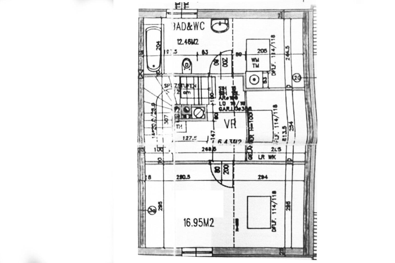 Grundriss des Obergeschosses mit Bad, WC und einem Zimmer, inklusive Maßen.