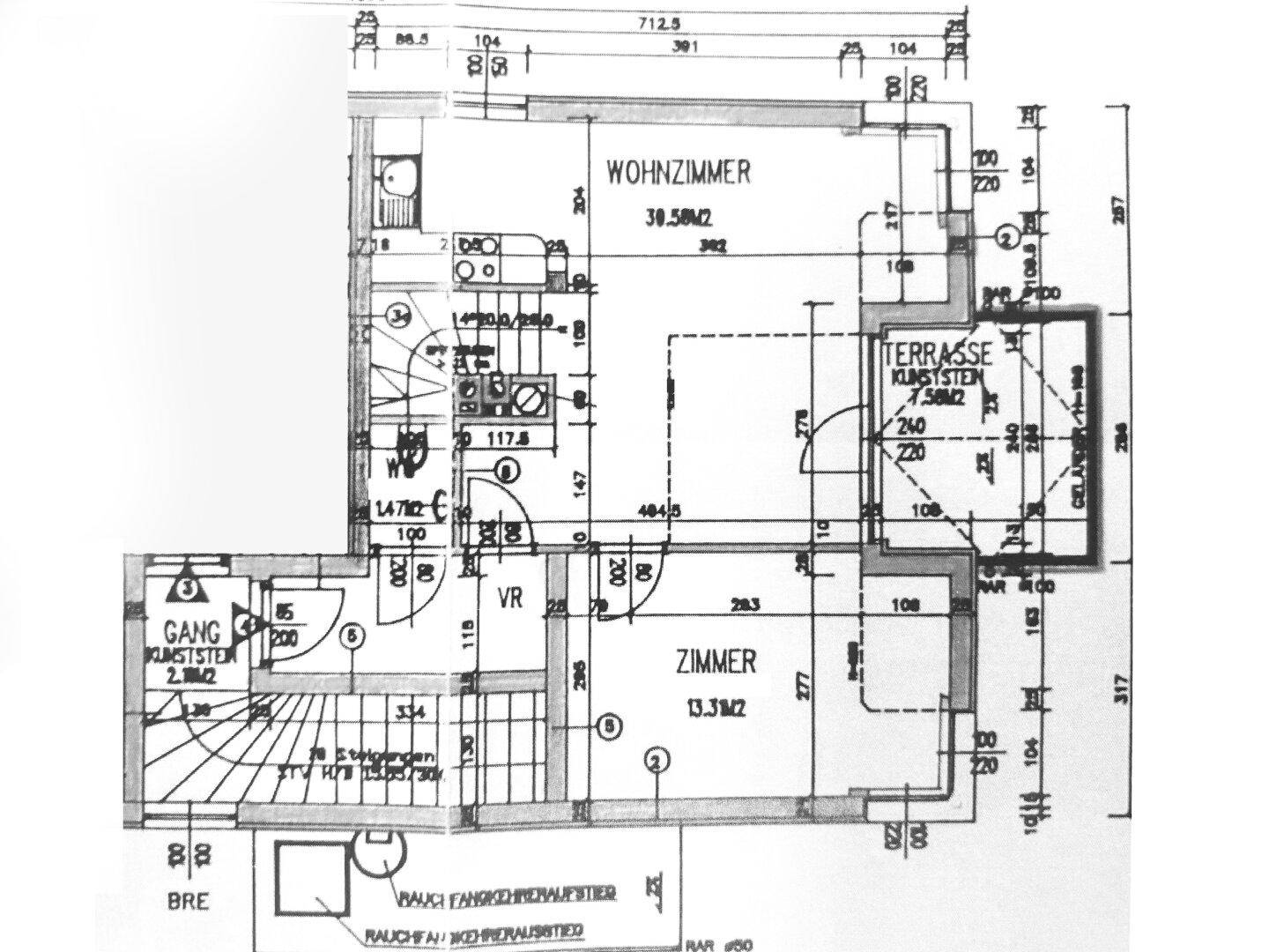 Grundriss des Erdgeschosses mit Wohnzimmer, Zimmer und Terrasse, inklusive Maßen.