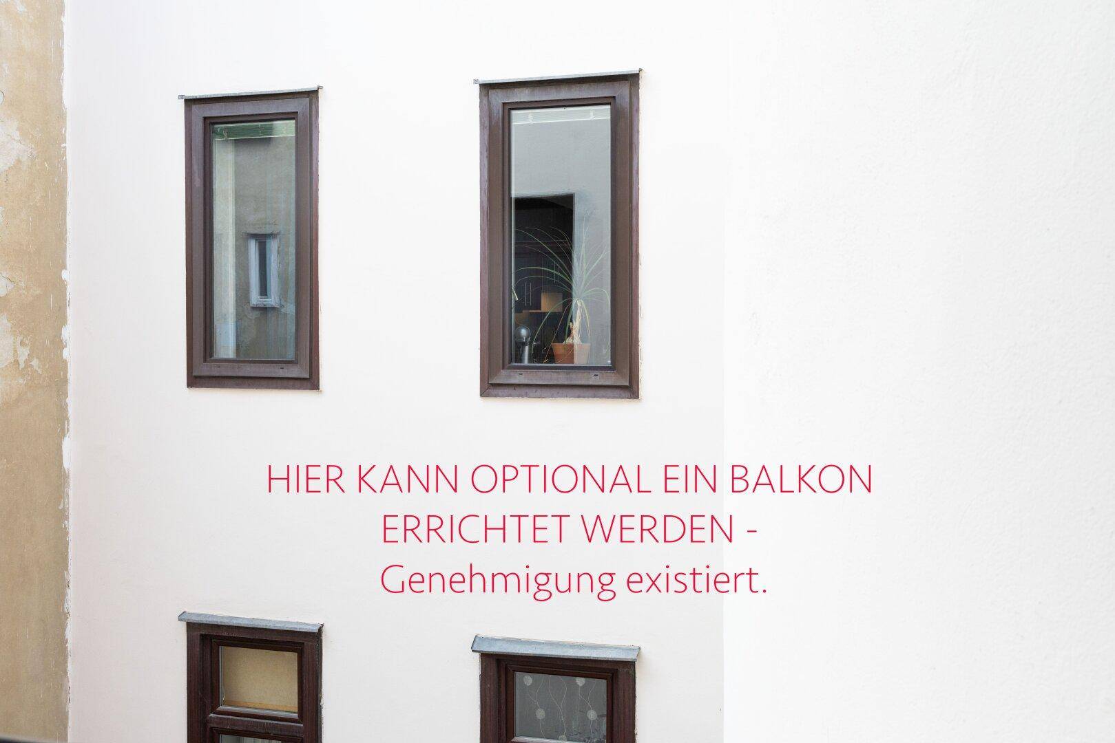 Außenwand eines Gebäudes mit Fenstern und Hinweis auf die Möglichkeit eines optionalen Balkonanbaus.