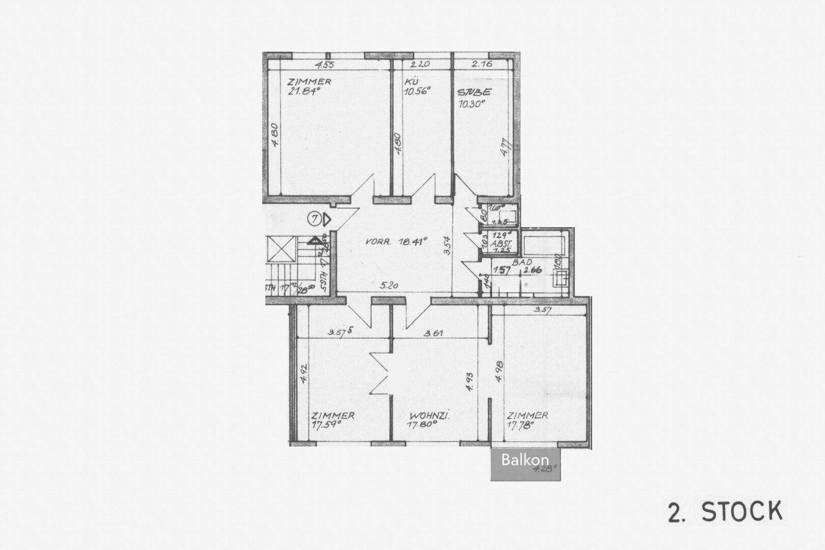Grundriss einer Wohnung im zweiten Stock mit Balkon und mehreren Zimmern.