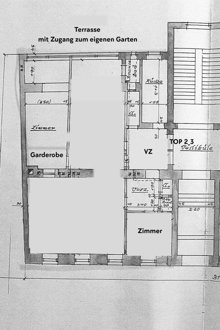 Grundriss mit Terrasse und Zugang zum eigenen Garten, zeigt Zimmer und Küche.