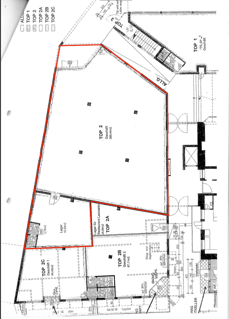 Detaillierter Grundriss mit mehreren Gewerbeflächen, Lagerräumen und Sanitärbereichen, rot umrandet.