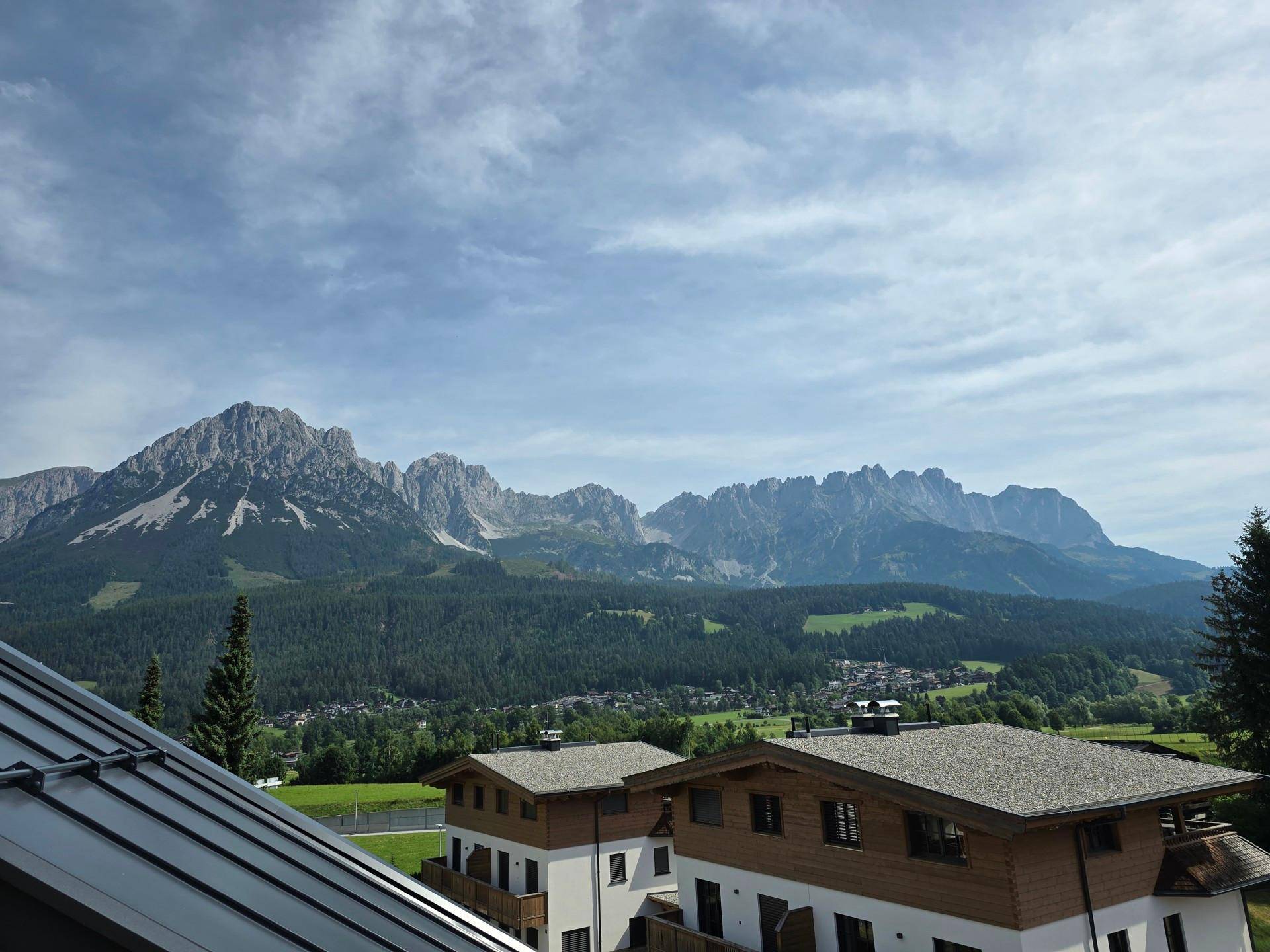 Atemberaubender Blick auf die imposante Bergwelt und die traditionellen Häuser der Region.