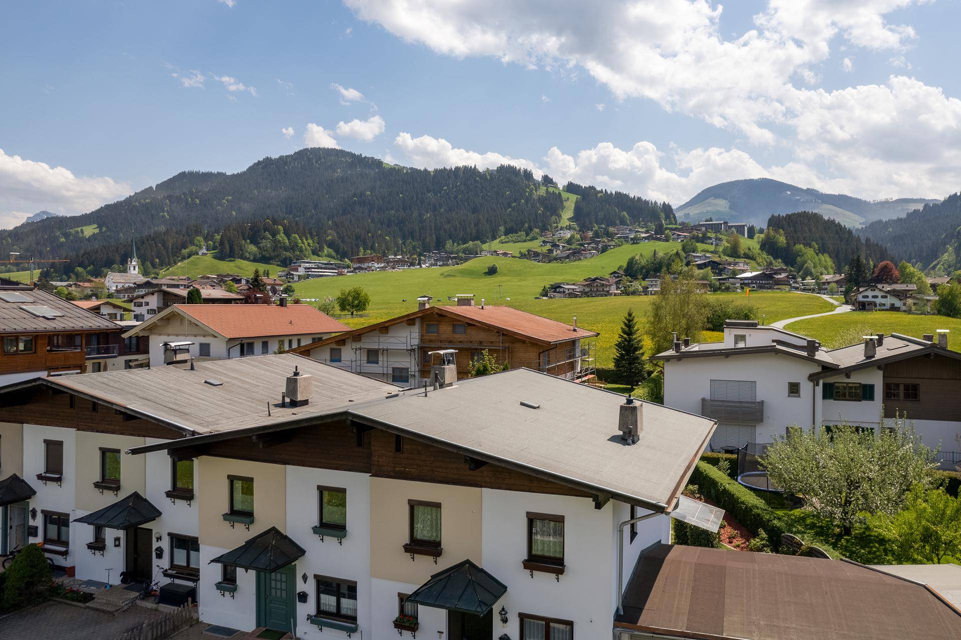 Malerischer Ausblick auf die sanften grünen Hügel und die traditionelle Architektur der Umgebung.