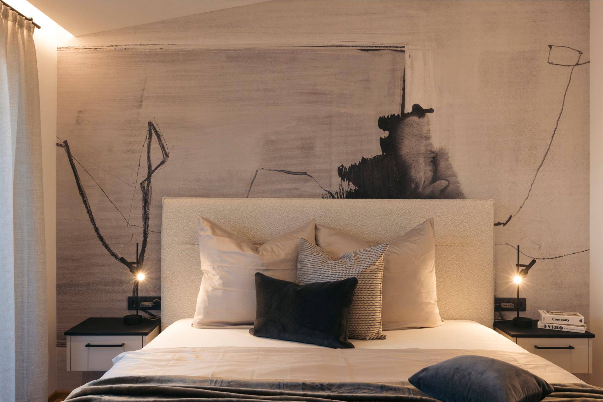 Modernes Schlafzimmer mit großem Bett, stilvoller Wandgestaltung und indirekter Beleuchtung für eine gemütliche Atmosphäre.