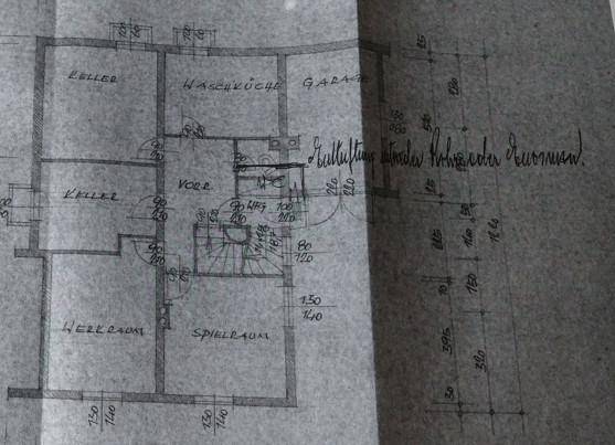 Handgezeichneter Grundriss des Kellers mit verschiedenen Räumen und Maßen, detailliert dargestellt.