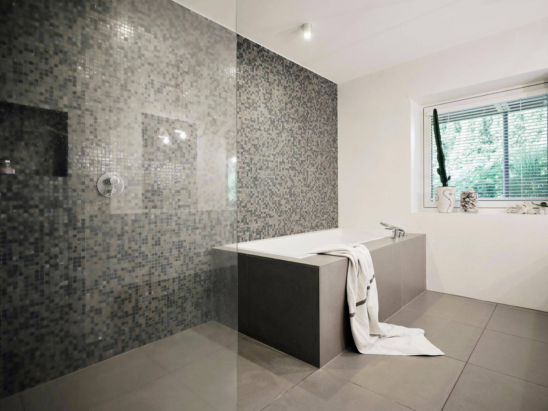 Modernes Badezimmer mit Badewanne, Mosaikfliesen und ebenerdiger Dusche.